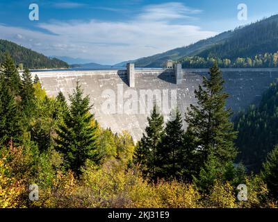 Vue sur la face avant du barrage et du réservoir Hungry Horse dans le Montana Banque D'Images