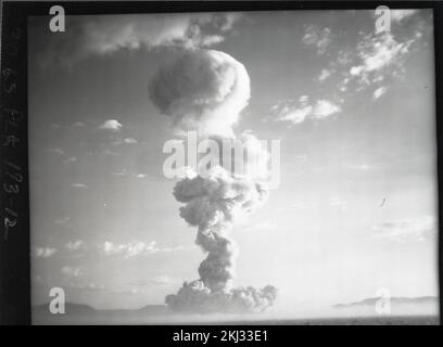 Projet 30-65 - détonation de l'opération Plumbob (site d'essai du Nevada). OWENS Cloud, vue sur le sol. Photographies d'essais nucléaires atmosphériques sur les sites d'essais de l'île du Pacifique et du Nevada. Banque D'Images