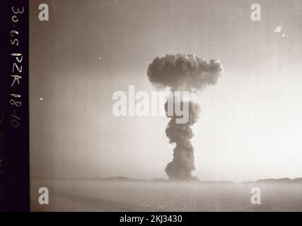 Projet 30-65 - détonation de l'opération Plumbob (site d'essai du Nevada). STOKES Cloud, vue sur le sol. Photographies d'essais nucléaires atmosphériques sur les sites d'essais de l'île du Pacifique et du Nevada. Banque D'Images