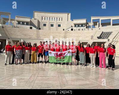 Le chœur de jeunes Urdd à Doha, au Qatar, lors de la coupe du monde de la FIFA 2022. Date de la photo: Jeudi 24 novembre 2022. Banque D'Images