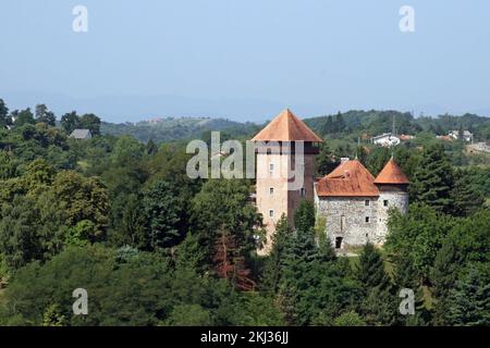 La vieille ville de Dubovac surplombe la ville croate de Karlovac Banque D'Images