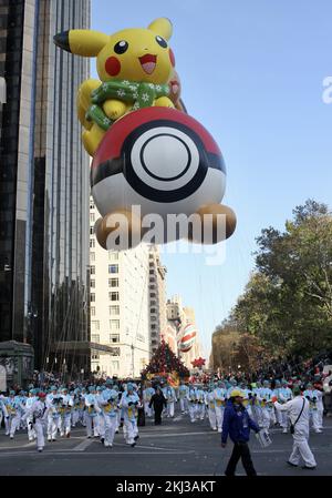 New York, États-Unis. 24th novembre 2022. (NOUVEAU) Macyââ‚ â â„ â â s Thanksgiving Parade 2022. 24 novembre 2022, New York, États-Unis : la parade de Thanksgiving de Macy's 2022 commence à West 77th Street et Central Park et traverse Columbus circle, Central Park South jusqu'à la sixième avenue (Ave des Amériques) et se termine à 34th Street, Herald Square devant le magasin Macy's. De nombreuses personnes s'alignent dans les rues pour apercevoir le défilé avec ses attractions de ballons et de flotteurs soufflés. Et avec 12 groupes de marche, dont des ensembles d'écoles secondaires et d'universités des États-Unis et du Mexique, 24 grandes stars ; Ziggy Marley, Sean Banque D'Images