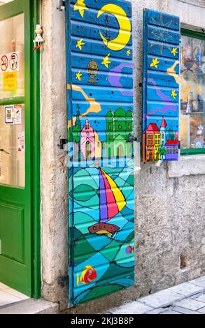 Dans la vieille ville de Kotor, au Monténégro, vous trouverez des fenêtres à volets colorées et décorées dans des couleurs vives Banque D'Images