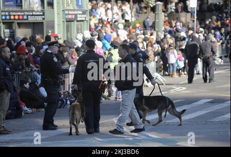 New York, États-Unis. 24th novembre 2022. (NOUVEAU) Macyââ‚ â â„ â â s Thanksgiving Parade 2022. 24 novembre 2022, New York, États-Unis : la parade de Thanksgiving de Macy's 2022 commence à West 77th Street et Central Park et traverse Columbus circle, Central Park South jusqu'à la sixième avenue (Ave des Amériques) et se termine à 34th Street, Herald Square devant le magasin Macy's. De nombreuses personnes s'alignent dans les rues pour apercevoir le défilé avec ses attractions de ballons et de flotteurs soufflés. Et avec 12 groupes de marche, dont des ensembles d'écoles secondaires et d'universités des États-Unis et du Mexique, 24 grandes stars ; Ziggy Marley, Sean Banque D'Images