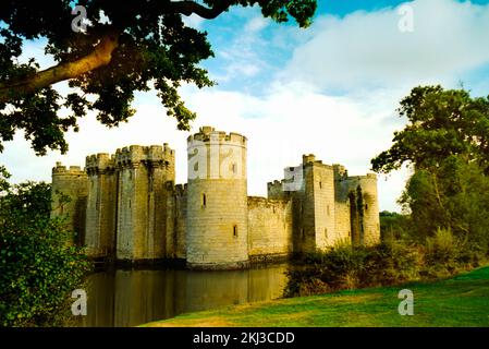 Château de Bodiam dans l'est du Sussex. Un bien de la National Trust, tourné sur film au début de 1990s. Banque D'Images