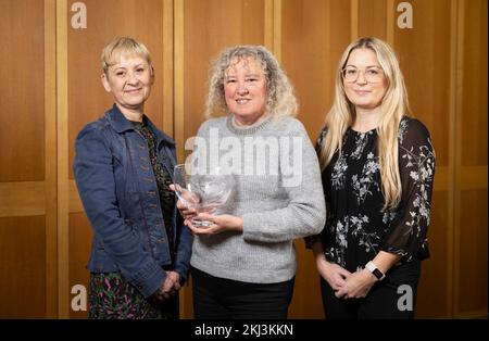 POUR USAGE ÉDITORIAL SEULEMENT Gill Lee (au centre), le directeur du bureau de Westminster pour le regretté Sir David Amess, accepte le prix Lord Houghton pour son service exceptionnel au bien-être des animaux au nom de Sir David, présenté par Claire Fletcher (à droite), directrice de l'entreprise durable et Kerry Postlewhite (à gauche), Directeur des affaires gouvernementales et réglementaires. Date de la photo: Jeudi 24 novembre 2022. Banque D'Images