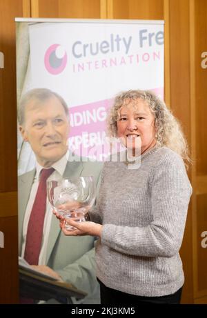 USAGE ÉDITORIAL SEUL Gill Lee, le directeur du bureau de Westminster pour le regretté Sir David Amess, accepte le prix Lord Houghton pour son service exceptionnel au bien-être des animaux au nom de Sir David. Date de la photo: Jeudi 24 novembre 2022. Banque D'Images