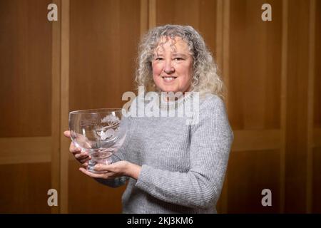 USAGE ÉDITORIAL SEUL Gill Lee, le directeur du bureau de Westminster pour le regretté Sir David Amess, accepte le prix Lord Houghton pour son service exceptionnel au bien-être des animaux au nom de Sir David. Date de la photo: Jeudi 24 novembre 2022. Banque D'Images