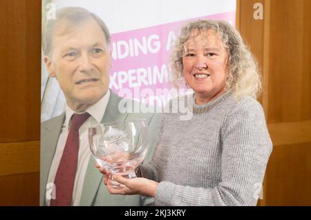 USAGE ÉDITORIAL SEUL Gill Lee, le directeur du bureau de Westminster pour le regretté Sir David Amess, accepte le prix Lord Houghton pour son service exceptionnel au bien-être des animaux au nom de Sir David. Date de la photo: Jeudi 24 novembre 2022. Banque D'Images