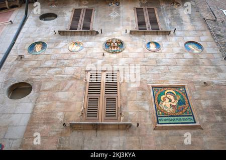 Façade d'un bâtiment avec des travaux de poterie peints dans le village de Deruta, Pérouse, Ombrie, Italie Banque D'Images