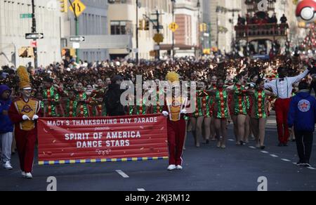 New York, États-Unis. 24th novembre 2022. (NOUVEAU) Macyââ‚ â â„ â â s Thanksgiving Parade 2022. 24 novembre 2022, New York, États-Unis : la parade de Thanksgiving de Macy's 2022 commence à West 77th Street et Central Park et traverse Columbus circle, Central Park South jusqu'à la sixième avenue (Ave des Amériques) et se termine à 34th Street, Herald Square devant le magasin Macy's. De nombreuses personnes s'alignent dans les rues pour apercevoir le défilé avec ses attractions de ballons et de flotteurs soufflés. Et avec 12 groupes de marche, dont des ensembles d'écoles secondaires et d'universités des États-Unis et du Mexique, 24 grandes stars ; Ziggy Marley, Sean Banque D'Images