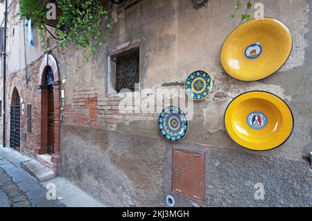 Plaques de poterie décorées dans le village de Deruta, Pérouse, Ombrie, Italie Banque D'Images