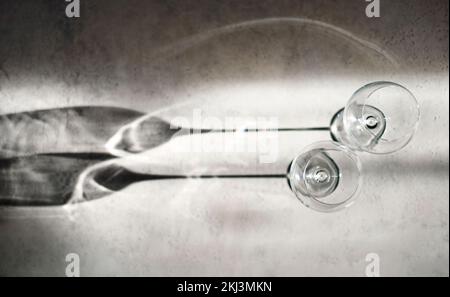 Lunettes de soleil vides avec silhouette sur fond gris et vue de dessus sombre. Concept de boisson au vin Banque D'Images