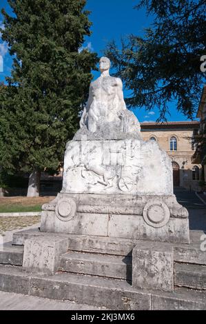 Mémorial de la première Guerre mondiale (par le sculpteur perugien Torquato Tamagnini) dans les jardins de Milziade Magnini, village de Deruta, Pérouse, Ombrie, Italie Banque D'Images