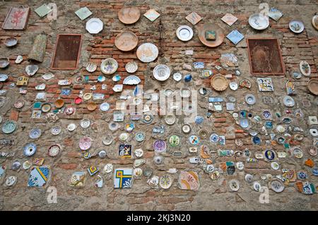 Mur avec des barques et d'anciennes plaques de céramique dans le village de Deruta, Pérouse, Ombrie, Italie Banque D'Images