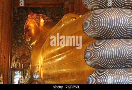 Fantastique Bouddha long inclinable de 46 mètres image du complexe du Temple Wat Pho situé dans le district de Phra Nakhon, Bangkok, Thaïlande Banque D'Images