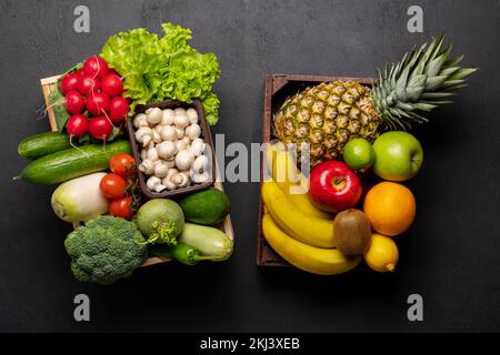 Boîtes en bois pleines de légumes et de fruits sains. Pose à plat Banque D'Images