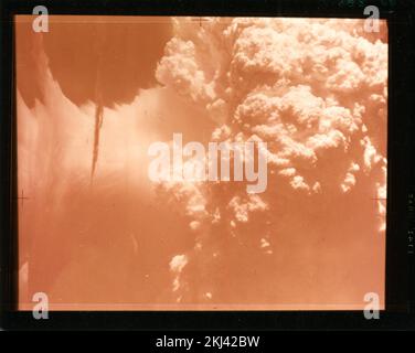 Projet 21 - opération Ivy (Enewetak/bikini) détonation. Mike Cloud, vue aérienne. Photographies d'essais nucléaires atmosphériques sur les sites d'essais de l'île du Pacifique et du Nevada. Banque D'Images