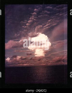 Projet 21 - opération Ivy (Enewetak/bikini) détonation. Mike Cloud, vue sur le sol. Photographies d'essais nucléaires atmosphériques sur les sites d'essais de l'île du Pacifique et du Nevada. Banque D'Images