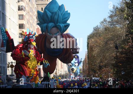 New York, États-Unis. 24th novembre 2022. (NOUVEAU) Macyââ‚ â â„ â â s Thanksgiving Parade 2022. 24 novembre 2022, New York, États-Unis : la parade de Thanksgiving de Macy's 2022 commence à West 77th Street et Central Park et traverse Columbus circle, Central Park South jusqu'à la sixième avenue (Ave des Amériques) et se termine à 34th Street, Herald Square devant le magasin Macy's. De nombreuses personnes s'alignent dans les rues pour apercevoir le défilé avec ses attractions de ballons et de flotteurs soufflés. Et avec 12 groupes de marche, dont des ensembles d'écoles secondaires et d'universités des États-Unis et du Mexique, 24 grandes stars ; Ziggy Marley, Sean Banque D'Images