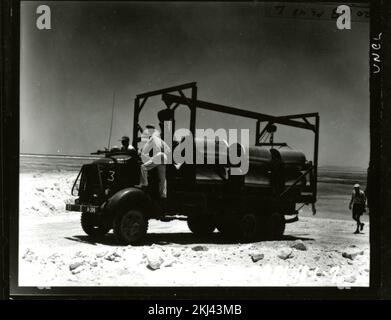 Projet 20 - activités d'essai de l'opération Greenhouse (Enewetak). Conteneurs d'exposition des animaux sur le véhicule. Photographies d'essais nucléaires atmosphériques sur les sites d'essais de l'île du Pacifique et du Nevada. Banque D'Images