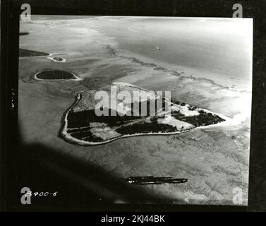 Projet 20 - activités d'essai de l'opération Greenhouse (Enewetak). Vue aérienne des îles DrifrilbwiJ et Bokaidrikdrik. Photographies d'essais nucléaires atmosphériques sur les sites d'essais de l'île du Pacifique et du Nevada. Banque D'Images