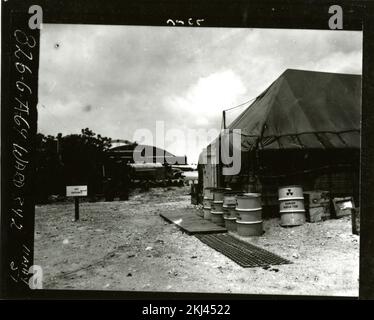 Projet 20 - activités d'essai de l'opération Greenhouse (Enewetak). Zone de décontamination du personnel, Kwajalein. Photographies d'essais nucléaires atmosphériques sur les sites d'essais de l'île du Pacifique et du Nevada. Banque D'Images