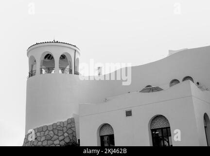 Photo en noir et blanc de la tour du MOXI, le Wolf Museum of exploration + innovation à Santa Barbara, Californie, Etats-Unis Banque D'Images