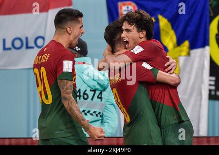 DOHA, QATAR - NOVEMBRE 24 : Joao Felix du Portugal célèbre après avoir marqué son deuxième but avec Bruno Fernandes du Portugal et Joao Cancelo du Portugal pendant le match du groupe H - coupe du monde de la FIFA, Qatar 2022 entre le Portugal et le Ghana au stade 974 sur 24 novembre, 2022 à Doha, Qatar (photo de Pablo Morano/BSR Agency) crédit : BSR Agency/Alay Live News Banque D'Images