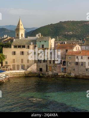 Le village scénographique de Saint Florent (San Fiorenzo) en un après-midi d'été, à Corse, en France. Banque D'Images