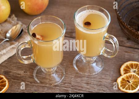 Deux verres de boisson chaude faite maison à la poire et à la cannelle Banque D'Images