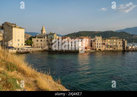 Le village scénographique de Saint Florent (San Fiorenzo) en un après-midi d'été, à Corse, en France. Banque D'Images