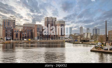 Ville de Rotterdam. Vue sur la région de Coolhaven et le centre-ville en toile de fond.scène urbaine dans les villes européennes. Banque D'Images