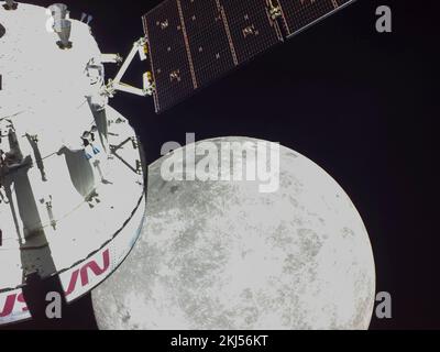 Orbite de la terre, orbite de la terre. 21 novembre 2022. Selfie de la capsule d'équipage Orion lors de l'approche la plus proche de la Lune en bas à droite comme il se positionne pour un survol lunaire, le sixième jour de vol de la mission Artemis I de la NASA, 21 novembre 2022, dans l'orbite de la Terre. L'image a été capturée par une caméra à l'extrémité d'un des panneaux solaires lorsqu'elle s'approchait de la lune. Credit: NASA/NASA/Alamy Live News Banque D'Images