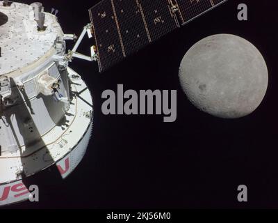 Orbite de la terre, orbite de la terre. 21 novembre 2022. Selfie de la capsule d'équipage Orion lors de l'approche la plus proche de la Lune en bas à droite comme il se positionne pour un survol lunaire, le sixième jour de vol de la mission Artemis I de la NASA, 21 novembre 2022, dans l'orbite de la Terre. L'image a été capturée par une caméra à l'extrémité d'un des panneaux solaires lorsqu'elle s'approchait de la lune. Credit: NASA/NASA/Alamy Live News Banque D'Images