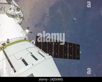 Orbite de la terre, orbite de la terre. 16 novembre 2022. Selfie de la capsule d'équipage Orion avec la Terre après avoir déployé l'un des panneaux solaires peu après le lancement le jour de vol de la mission Artemis I de la NASA, 16 novembre 2022, dans l'orbite de la Terre. L’image a été capturée par une caméra à la pointe de l’un des panneaux solaires lorsqu’elle s’est déplacée hors de l’atmosphère terrestre. Credit: NASA/NASA/Alamy Live News Banque D'Images