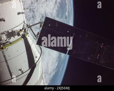 Orbite de la terre, orbite de la terre. 16 novembre 2022. Selfie de la capsule d'équipage Orion avec la Terre après avoir déployé l'un des panneaux solaires peu après le lancement le jour de vol de la mission Artemis I de la NASA, 16 novembre 2022, dans l'orbite de la Terre. L’image a été capturée par une caméra à la pointe de l’un des panneaux solaires lorsqu’elle s’est déplacée hors de l’atmosphère terrestre. Credit: NASA/NASA/Alamy Live News Banque D'Images