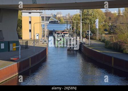 Grande barge de fret commercial transportant des marchandises dans une écluse sur la Spree, Berlin, Allemagne Banque D'Images