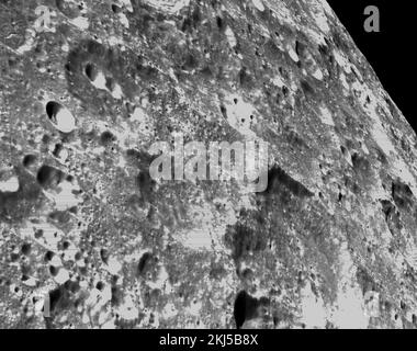 Orbite lunaire, orbite terrestre. 21 novembre 2022. Des images en noir et blanc de la surface lunaire montrant des cratères capturés par la caméra de navigation optique Orion lors de l'approche la plus proche de la Lune, le sixième jour de vol de la mission Artemis I de la NASA, 21 novembre 2022, dans l'orbite lunaire. Credit: NASA/NASA/Alamy Live News Banque D'Images