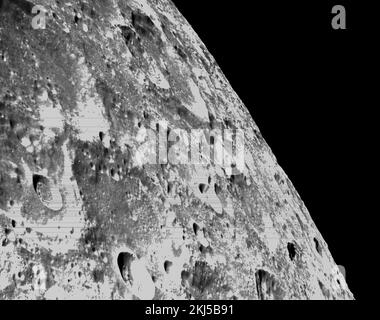 Orbite lunaire, orbite terrestre. 21 novembre 2022. Des images en noir et blanc de la surface lunaire montrant des cratères capturés par la caméra de navigation optique Orion lors de l'approche la plus proche de la Lune, le sixième jour de vol de la mission Artemis I de la NASA, 21 novembre 2022, dans l'orbite lunaire. Credit: NASA/NASA/Alamy Live News Banque D'Images