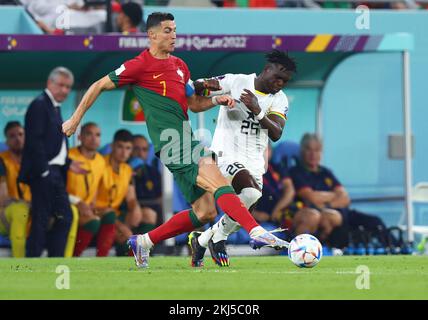 Doha, Qatar. 24th novembre 2022. Football : coupe du monde, Portugal - Ghana, cycle préliminaire, Groupe H, Journée de rencontre 1, Stade 974, Cristiano Ronaldo du Portugal contre Seidu Alidu du Ghana. Crédit : Tom Weller/dpa/Alay Live News Banque D'Images