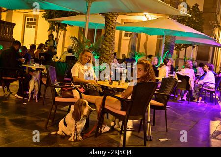 Deux jeunes femmes mangeant dehors le soir, Plaza Hurtado de Mendoza, près de Plaza de Santa Ana, Las Palmas, Gran Canaria Banque D'Images