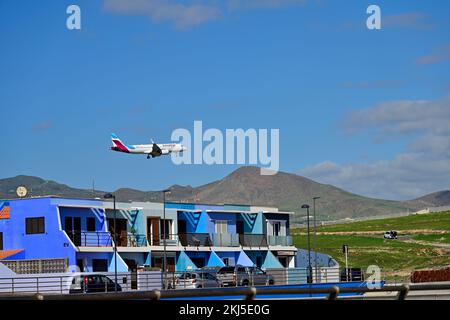 Village d'El Burrero près de l'aéroport de Las Palmas (Aeropuerto de Gran Canaria) avec de bons immeubles d'appartements et assez proche de l'aéroport pour une arrivée facile Banque D'Images