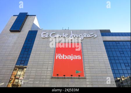 Alicante, Espagne - 12 septembre 2022 : vue à angle bas de la façade du magasin El Corte Inglés. Un signe écrit en blanc sur un fond rouge qui dit «la Banque D'Images