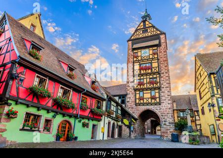 Riquewihr, Alsace. France. Rue pittoresque avec maisons traditionnelles à colombages. Banque D'Images