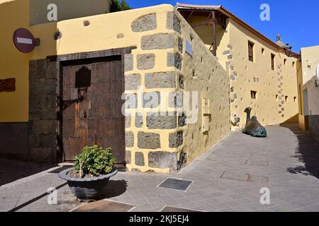 Ancien bâtiment traditionnel à côté de la statue de Camel par "Hotel Rural Casa de Los Camellos" à Aguimes, Gran Canaria Banque D'Images