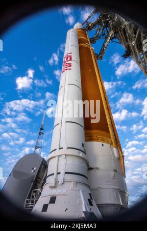 Kennedy Space Center, États-Unis d'Amérique. 15 novembre 2022. Une vue à grand angle à distance des énormes boosters de grande capacité qui transporteront le système de lancement spatial Artemis I de la NASA et l'engin spatial Orion en orbite à partir du plateau de lancement 39B du Kennedy Space Center, 15 novembre 2022, à Cape Canaveral, en Floride. Après plusieurs tentatives infructueuses, le test en vol non effectué devrait se lever sur 16 novembre. Crédit : Chris Coleman et Kevin Davis/NASA/Alay Live News Banque D'Images