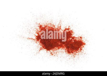 Tas de poudre de paprika rouge isolé sur fond blanc, vue du dessus Banque D'Images