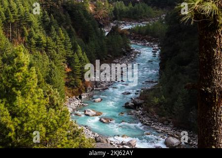 Rivière Dudhkoshi et pont à Everest base Camp Trek, Népal Banque D'Images