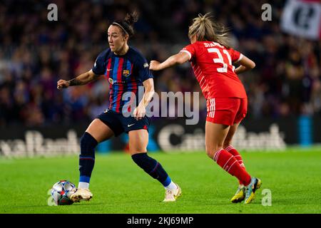 Barcelone, espagnol. 24th novembre 2022. Duels de bronze (FC Barcelone) pour le ballon contre la Géorgie Stanway (Bayern Munchen) lors du match de football de la Ligue des champions des femmes entre le FC Barcelone et le Bayern Munich, au stade Camp Nou à Barcelone, Espagne, jeudi, 24 novembre 2022. Foto: SIU Wu Credit: dpa/Alay Live News Credit: dpa Picture Alliance/Alay Live News Banque D'Images